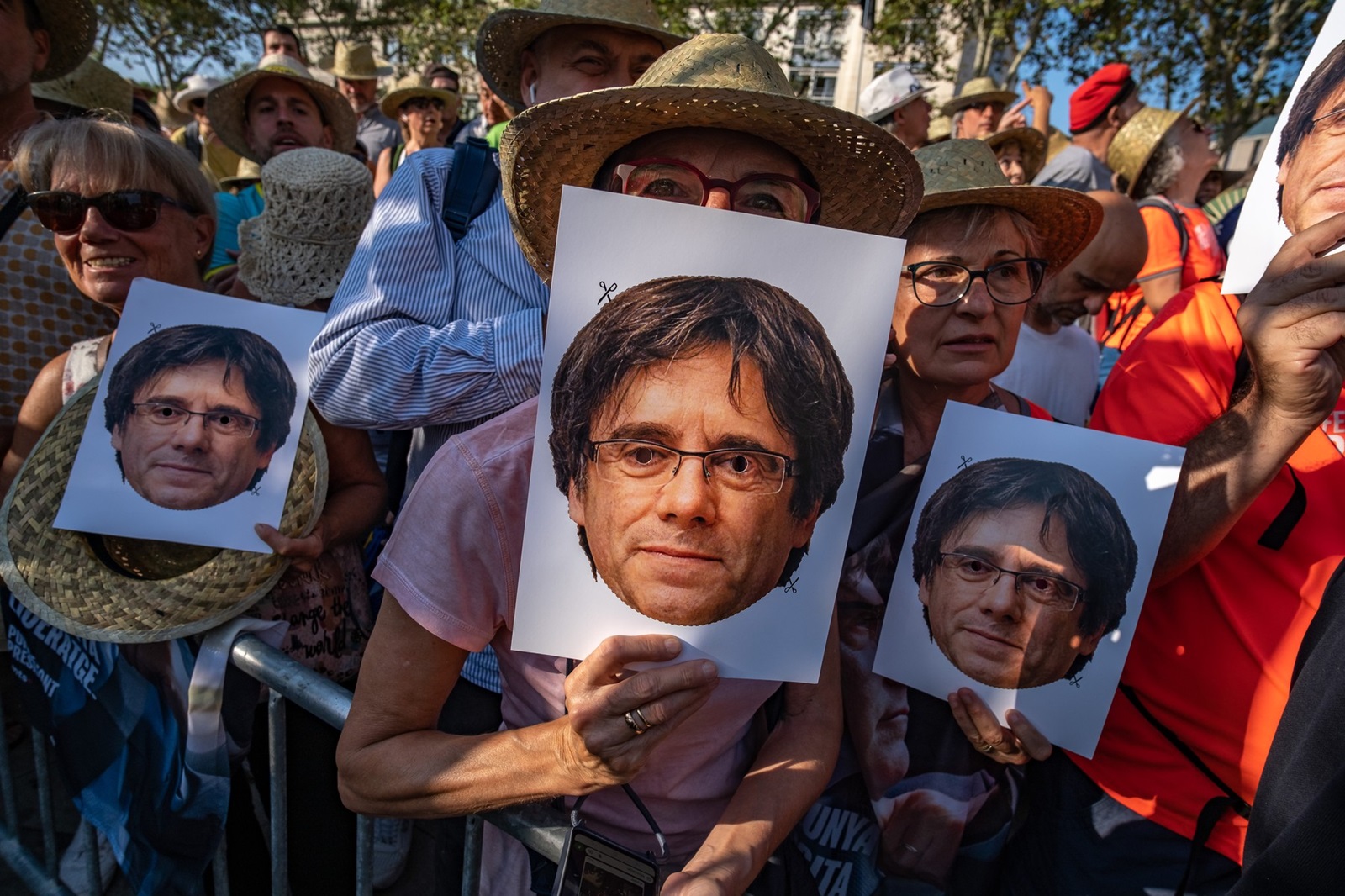 Protesters are seen displaying portraits of former president Carles Puigdemont. Just a few hours before the start of the parliamentary investiture session of the leader of the Catalan Socialist Party, Salvador Illa, and after calling his followers together in defiance of the arrest warrant issued by the Spanish justice system, the former president of the Generalitat of Catalonia, Carles Puigdemont, has appeared in Barcelona, ??giving a speech to his supporters from the stage under the Arc de Triomf monument.,Image: 897085629, License: Rights-managed, Restrictions: *** World Rights ***, Model Release: no, Credit line: SOPA Images / ddp USA / Profimedia