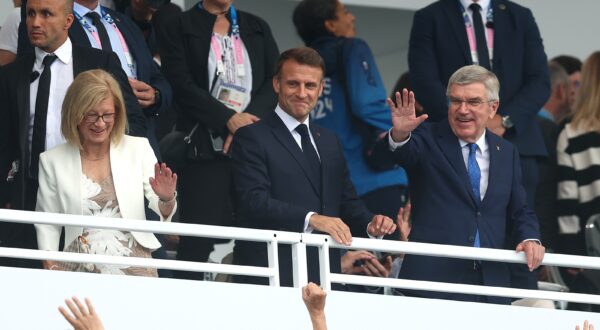 Pariz, 26.07.2024 - Ceremonija otvaranja Olimpijskih igara Pariz 2024 na Trocadero trgu u Parizu. Na slici Emmanuel Macron, Thomas Bach. foto HINA/ POOL/ Damir SENÈAR/ lsd