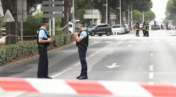 LA GRANDE MOTTE, FRANCE : Deux déflagrations et un incendie ont touché la synagogue Beth Yaacov de La Grande-Motte, dans l'Hérault, ce samedi matin. Les pompiers et les forces de l’ordre sont sur place, avec la cellule départementale d'investigation criminelle, le 24 aout 2024.,Image: 901180827, License: Rights-managed, Restrictions: , Model Release: no, Credit line: Valentina Claret / Panoramic / Profimedia