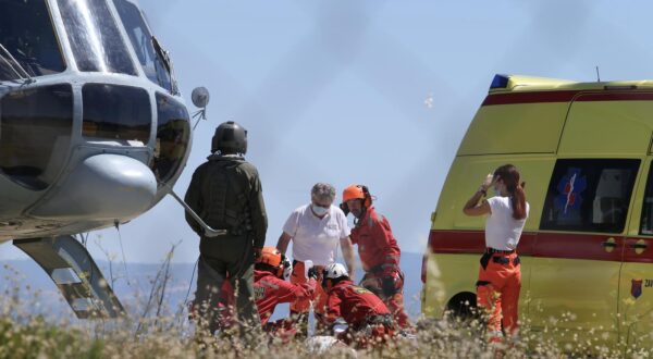 28.07.2020., Split - Iza 14 sati helikopterom MORH-a na splitski helidrom dovezena jedna osoba. Uz nju su stigli pripadnici HGSS-a.rPhoto:Ivo Cagalj/PIXSELL