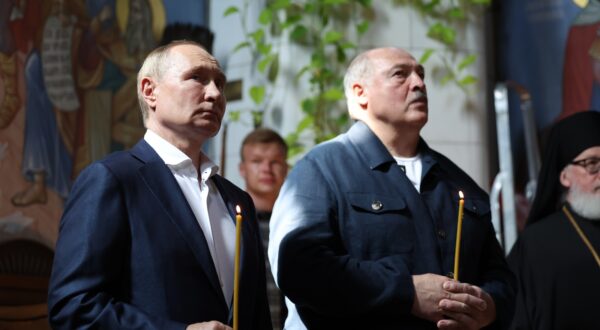 epa11495862 Russian President Vladimir Putin (L) and his Belarusian counterpart Alexander Lukashenko (C) hold candles during their visit to the Valaam Transfiguration Monastery on the Valaam Island in the Ladoga Lake, Republic of Karelia, northwest Russia, 25 July 2024. The Belarusian president is on a working visit to Russia.  EPA/ALEXANDER KAZAKOV / SPUTNIK / KREMLIN POOL