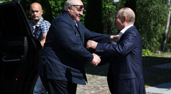 epa11495859 Russian President Vladimir Putin (R) greets his Belarusian counterpart Alexander Lukashenko (C) during their visit to the Valaam Transfiguration Monastery on the Valaam Island in the Ladoga Lake, Republic of Karelia, northwest Russia, 25 July 2024. The Belarusian president is on a working visit to Russia.  EPA/ALEXANDER KAZAKOV / SPUTNIK / KREMLIN POOL