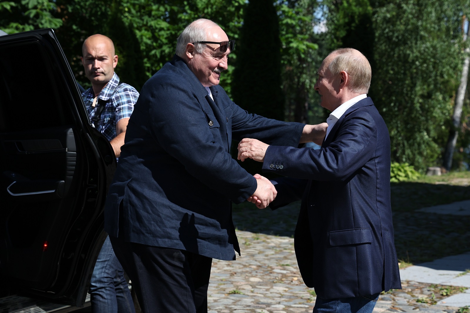 epa11495859 Russian President Vladimir Putin (R) greets his Belarusian counterpart Alexander Lukashenko (C) during their visit to the Valaam Transfiguration Monastery on the Valaam Island in the Ladoga Lake, Republic of Karelia, northwest Russia, 25 July 2024. The Belarusian president is on a working visit to Russia.  EPA/ALEXANDER KAZAKOV / SPUTNIK / KREMLIN POOL