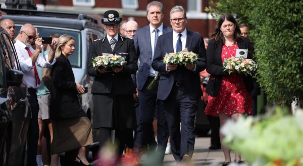 epa11509290 British Prime Minister Keir Starmer (2-R) arrives to lay flowers at the scene of a stabbing attack on Hart Street in Southport, Britain, 30 July 2024. Merseyside Police have confirmed that a third child, aged 9, has died as a result of a knife attack in Southport and confirmed that the other two victims were ages six and seven. Eight other children remain in critical condition along with two adults. Armed police arrested a 17-year-old boy on suspicion of murder and attempted murder, and while the motivation for the attack remains unclear, it is not being treated as terrorist-related.  EPA/ADAM VAUGHAN