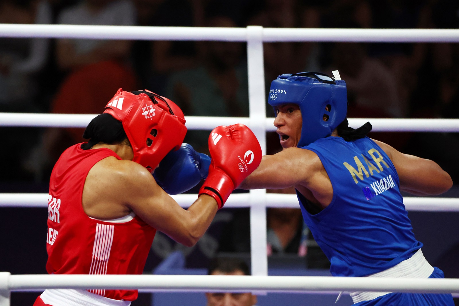 epa11511783 Chantelle Jordan Reid of Great Britain (red) and Khadija Mardi of Morocco (blue) in action during their Women's 75kg round of 16 bout of the Boxing competitions in the Paris 2024 Olympic Games, at the North Paris Arena in Villepinte, France, 31 July 2024.  EPA/DIVYAKANT SOLANKI