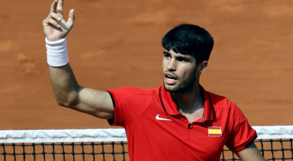 epa11515849 Carlos Alcaraz of Spain celebrates winning his Men's Singles quarterfinal match against Tommy Paul of the USA of the tennis competitions in the Paris 2024 Olympic Games, at the Roland Garros in Paris, France, 01 August 2024.  EPA/RONALD WITTEK