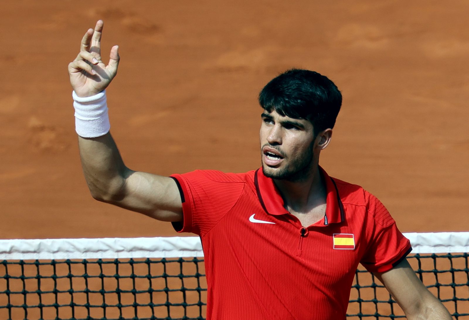 epa11515849 Carlos Alcaraz of Spain celebrates winning his Men's Singles quarterfinal match against Tommy Paul of the USA of the tennis competitions in the Paris 2024 Olympic Games, at the Roland Garros in Paris, France, 01 August 2024.  EPA/RONALD WITTEK