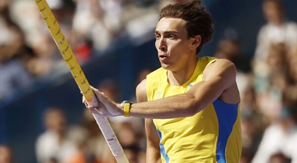 epa11521145 Armand Duplantis of Sweden competes in the Men Pole Vault Qualification of the Athletics competitions in the Paris 2024 Olympic Games, at the Stade de France stadium in Saint Denis, France, 03 August 2024.  EPA/YOAN VALAT