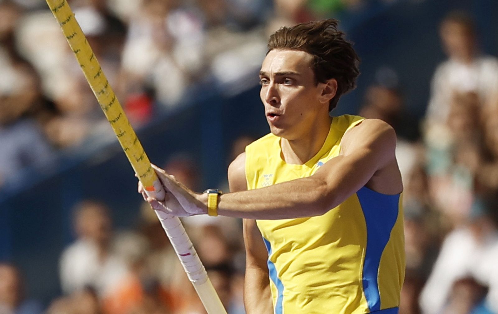 epa11521145 Armand Duplantis of Sweden competes in the Men Pole Vault Qualification of the Athletics competitions in the Paris 2024 Olympic Games, at the Stade de France stadium in Saint Denis, France, 03 August 2024.  EPA/YOAN VALAT