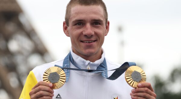 epa11522939 Remco Evenepoel of Belgium poses with his gold medals after the medal ceremony for the Men's Road Cycling Race of the Paris 2024 Olympic Games in Paris, France, 03 August 2024.  EPA/CHRISTOPHE PETIT TESSON