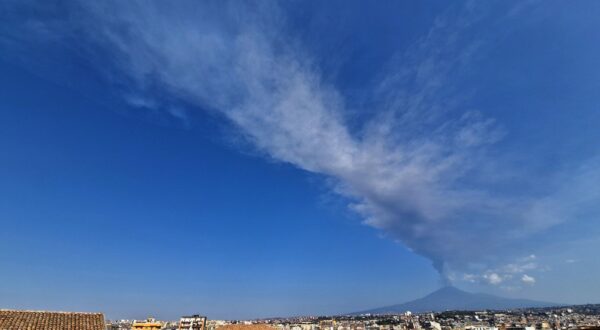 epa11524349 A general view shows a plume of ash and smoke coming out from Mount Etna's volcano Voragine crater, Sicily island, Italy, 04 August 2024. Following the volcanic activities, the crisis unit ordered the closure of sector B1 of Catania airport and the reduction of arrivals to six flights per hour.  EPA/ORIETTA SCARDINO