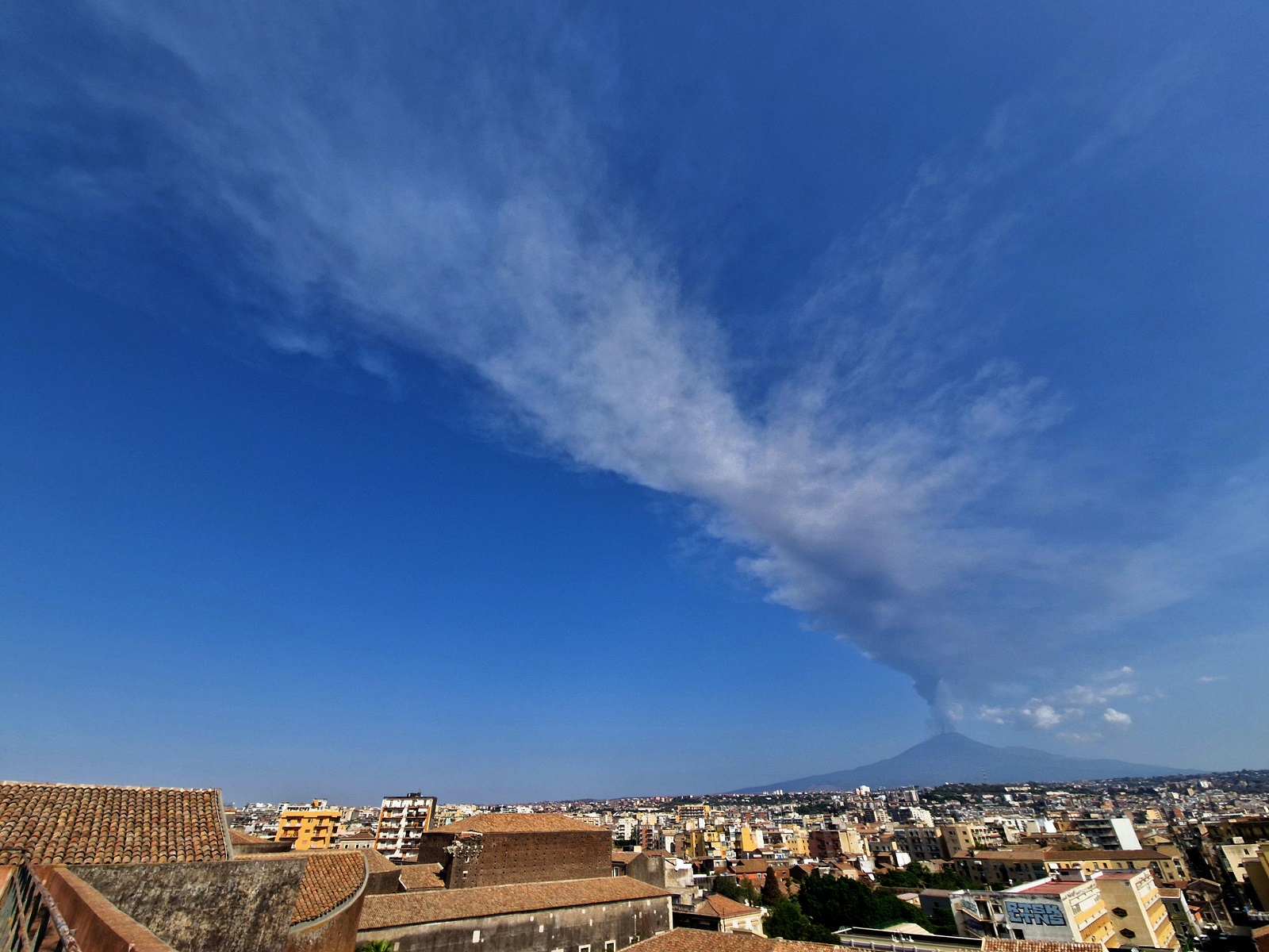 epa11524349 A general view shows a plume of ash and smoke coming out from Mount Etna's volcano Voragine crater, Sicily island, Italy, 04 August 2024. Following the volcanic activities, the crisis unit ordered the closure of sector B1 of Catania airport and the reduction of arrivals to six flights per hour.  EPA/ORIETTA SCARDINO