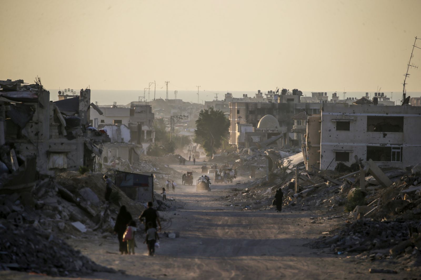 epa11526341 Internally displaced Palestinians move in the streets of Khan Younis after a new evacuation order was issued by the Israel Defense Forces (IDF), southern Gaza Strip, 04 August 2024. More than 39,000 Palestinians and over 1,400 Israelis have been killed, according to the Palestinian Health Ministry and the Israel Defense Forces (IDF), since Hamas militants launched an attack against Israel from the Gaza Strip on 07 October 2023, and the Israeli operations in Gaza and the West Bank which followed it.  EPA/MOHAMMED SABER