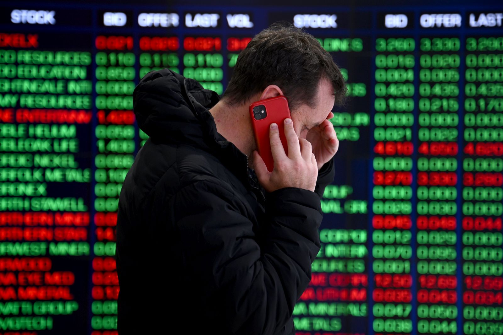 epaselect epa11526596 A person talks on the phone in front of indicator boards at the Australian Securities Exchange (ASX) in Sydney, Australia, 05 August 2024. The ASX has plummeted over fears of US recession, trading at its lowest single day since 2022.  EPA/BIANCA DE MARCHI AUSTRALIA AND NEW ZEALAND OUT