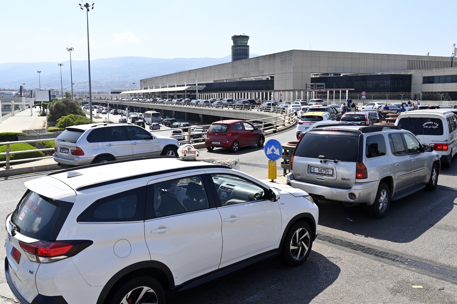 epa11526957 Cars queue as they drop passengers outside the Rafic Hariri International Airport, in Beirut, Lebanon, 05 August 2024. Several countries including the US, Britain, France, Saudi Arabia, Germany, Kuwait and Italy have urged their citizens to leave Lebanon due to heightened tensions in the region.  EPA/WAEL HAMZEH