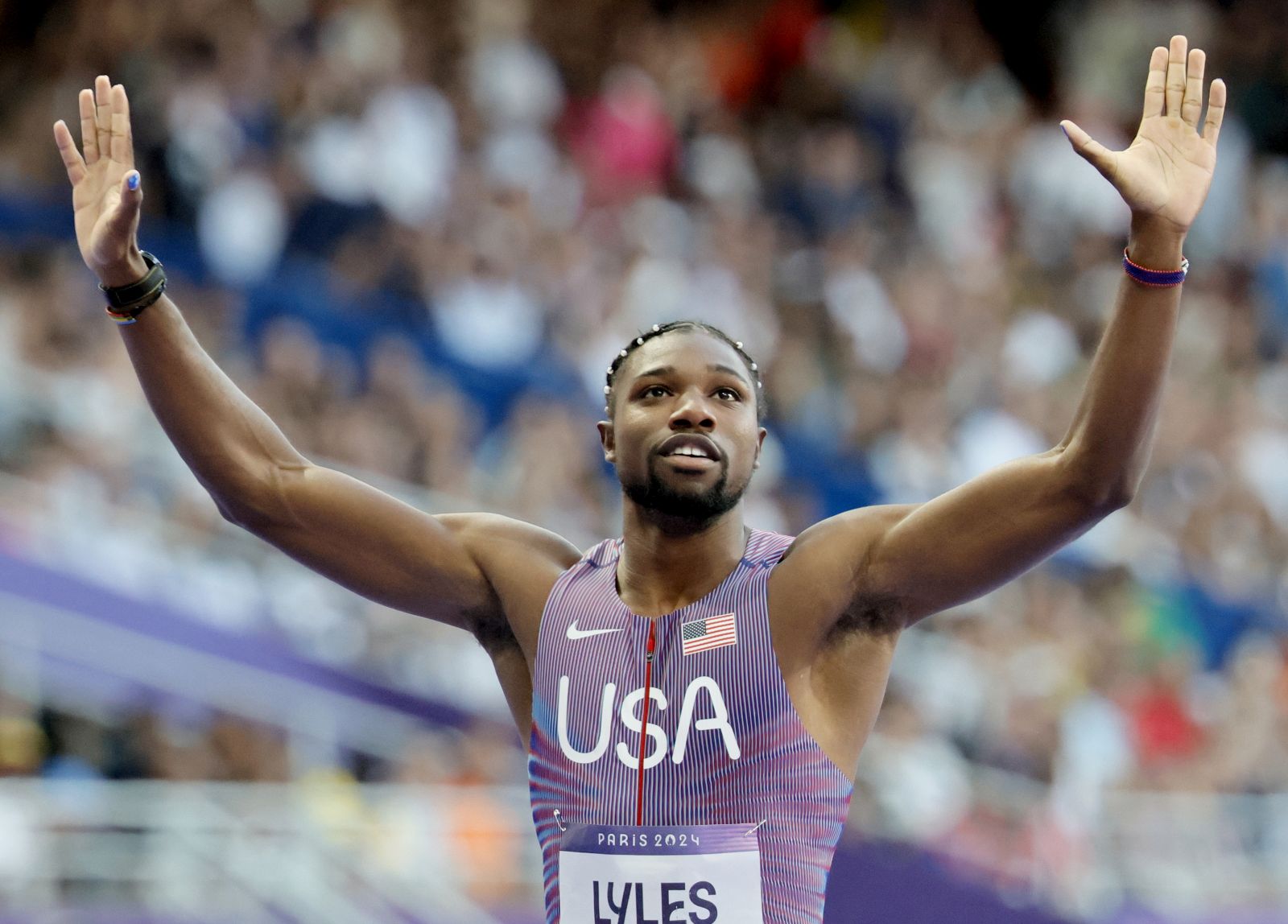 epa11528637 Noah Lyles of the USA celebrates after winning his run in the Men 200m heats of the Athletics competitions in the Paris 2024 Olympic Games, at the Stade de France stadium in Saint Denis, France, 05 August 2024.  EPA/RONALD WITTEK