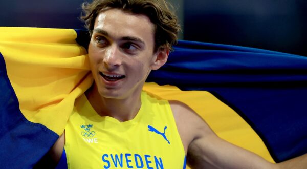 epa11528903 Armand Duplantis of Sweden celebrates winning the Men Pole Vault final of the Athletics competitions in the Paris 2024 Olympic Games, at the Stade de France stadium in Saint Denis, France, 05 August 2024.  EPA/MARTIN DIVISEK