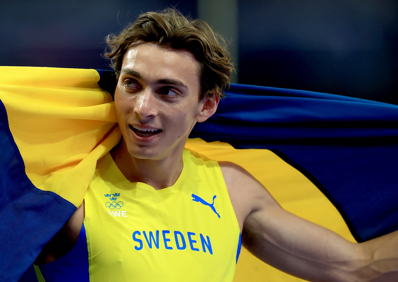 epa11528903 Armand Duplantis of Sweden celebrates winning the Men Pole Vault final of the Athletics competitions in the Paris 2024 Olympic Games, at the Stade de France stadium in Saint Denis, France, 05 August 2024.  EPA/MARTIN DIVISEK