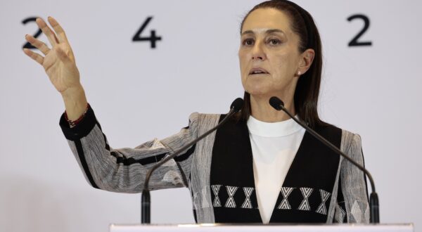 epa11529065 Claudia Sheinbaum, the elected president of Mexico, speaks during a press conference in Mexico City, Mexico, 05 August 2024. Sheinbaum highlighted the 'enormous strengths' of the country's economy in the face of the world market's 'Black Monday' and the record of job creation in Mexico compared to the unemployment rate in the United States.  EPA/JOSE MENDEZ