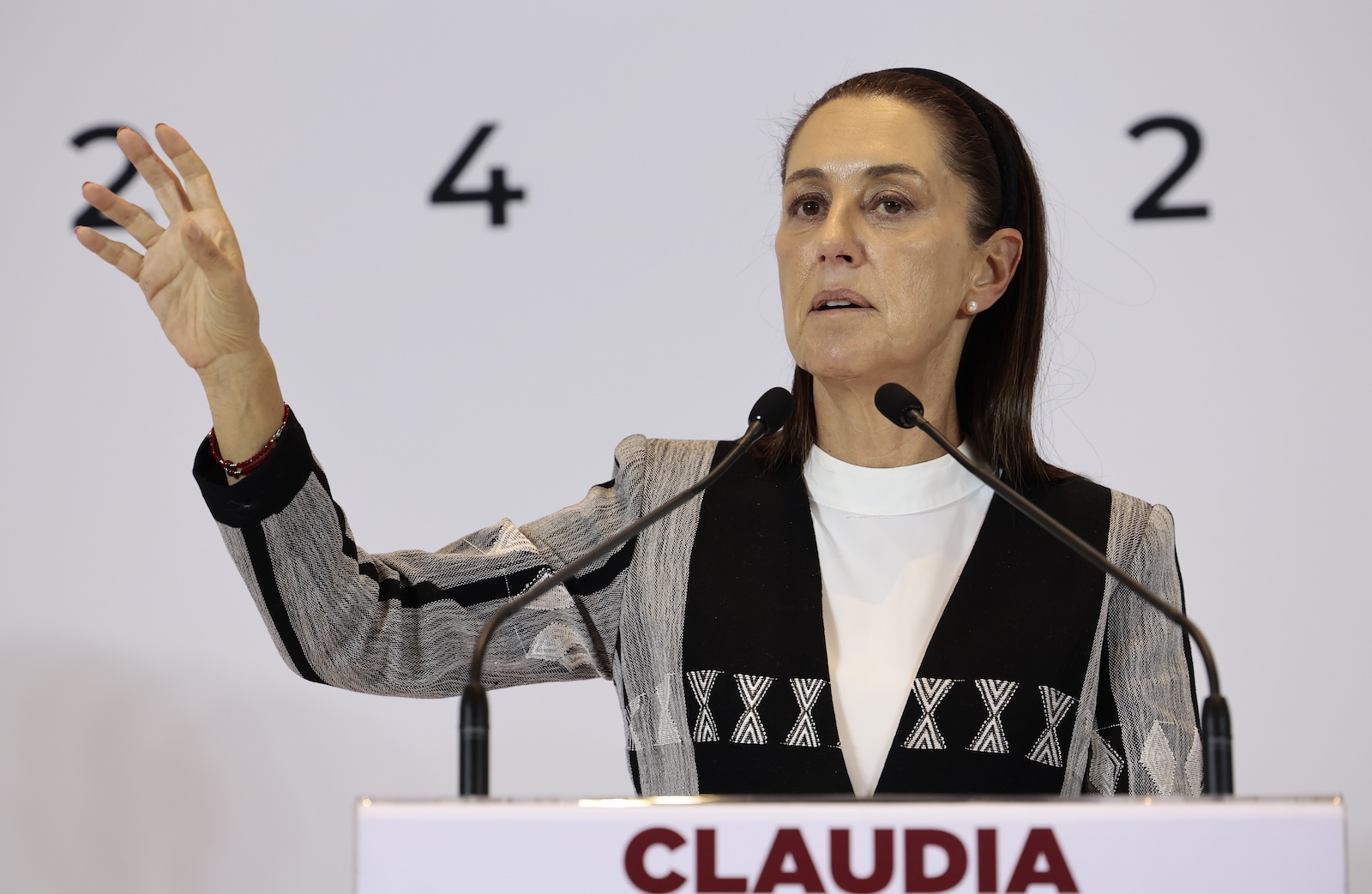 epa11529065 Claudia Sheinbaum, the elected president of Mexico, speaks during a press conference in Mexico City, Mexico, 05 August 2024. Sheinbaum highlighted the 'enormous strengths' of the country's economy in the face of the world market's 'Black Monday' and the record of job creation in Mexico compared to the unemployment rate in the United States.  EPA/JOSE MENDEZ