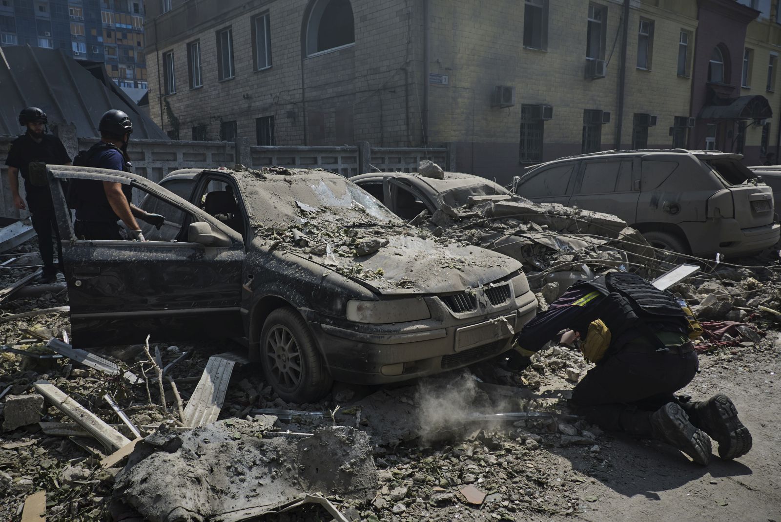 epa11530226 The scene of a Russian rocket strike in downtown Kharkiv, northeastern Ukraine, 06 August 2024. At least eight people were injured, including one eight-month-old child, after a Russian rocket hit downtown Kharkiv according to the National Police report. Russian troops entered Ukrainian territory on 24 February 2022, starting a conflict that has provoked destruction and a humanitarian crisis.  EPA/SERGEY KOZLOV