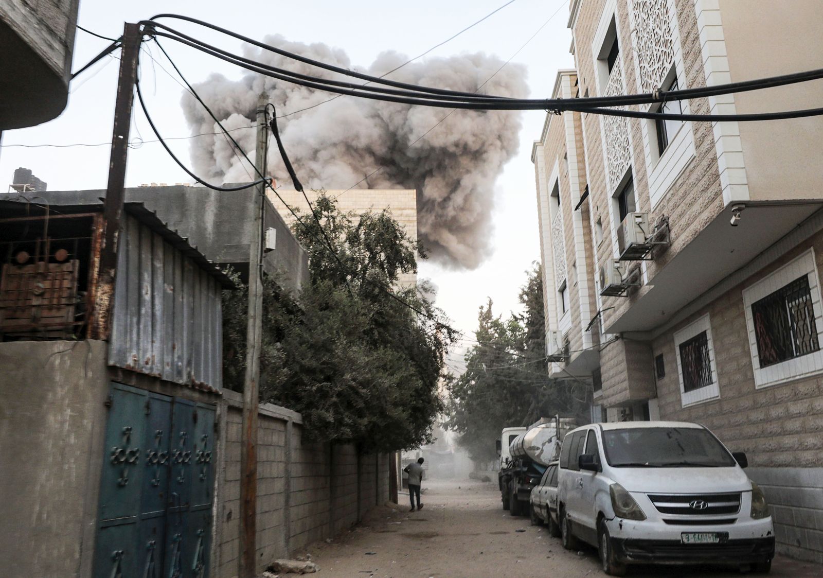 epa11531768 Smoke rises following an Israeli air strike in the west of Deir Al Balah town, Gaza Strip, 06 August 2024. More than 39,500 Palestinians and over 1,400 Israelis have been killed, according to the Palestinian Health Ministry and the Israel Defense Forces (IDF), since Hamas militants launched an attack against Israel from the Gaza Strip on 07 October 2023, and the Israeli operations in Gaza and the West Bank which followed it.  EPA/MOHAMMED SABER