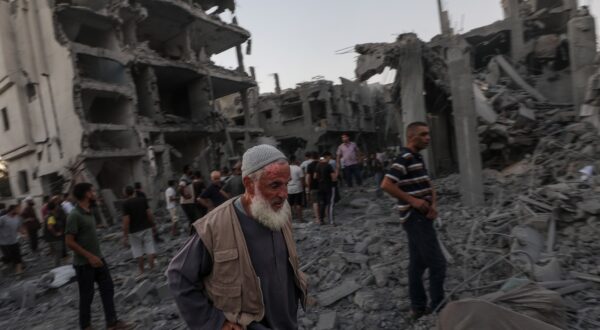 epa11532001 Palestinians inspect damaged houses following an Israeli air strike in the west of Deir Al Balah town, Gaza Strip, 06 August 2024. More than 39,500 Palestinians and over 1,400 Israelis have been killed, according to the Palestinian Health Ministry and the Israel Defense Forces (IDF), since Hamas militants launched an attack against Israel from the Gaza Strip on 07 October 2023, and the Israeli operations in Gaza and the West Bank which followed it.  EPA/MOHAMMED SABER