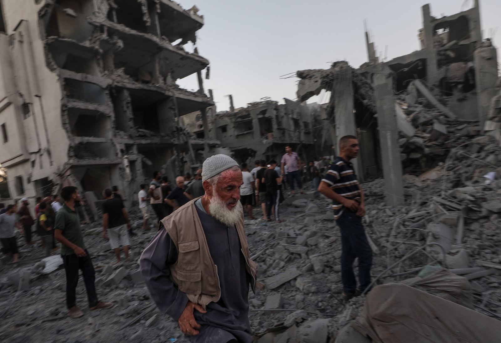 epa11532001 Palestinians inspect damaged houses following an Israeli air strike in the west of Deir Al Balah town, Gaza Strip, 06 August 2024. More than 39,500 Palestinians and over 1,400 Israelis have been killed, according to the Palestinian Health Ministry and the Israel Defense Forces (IDF), since Hamas militants launched an attack against Israel from the Gaza Strip on 07 October 2023, and the Israeli operations in Gaza and the West Bank which followed it.  EPA/MOHAMMED SABER