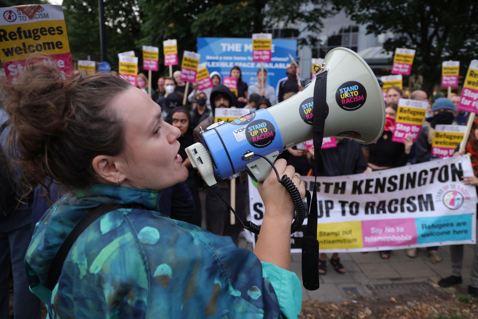 epa11534966 An anti-racist protester speaks through a megaphone in Brentford, west London,  Britain, 07 August 2024.  Further far-right protests are expected throughout Britain on the 07 August 2024. Violent demonstrations have been held by members of far-right groups across Britain following a fatal stabbing attack in Southport, in which three children were killed and eight more seriously injured along with two adults.  EPA/NEIL HALL