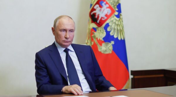 epa11537019 Russian President Vladimir Putin holds a video conference meeting with Kursk Region Acting Governor Alexei Smirnov at the Novo-Ogaryovo state residence, outside Moscow, Russia, 08 August 2024.  EPA/GAVRIIL GRIGOROV / SPUTNIK / KREMLIN POOL MANDATORY CREDIT