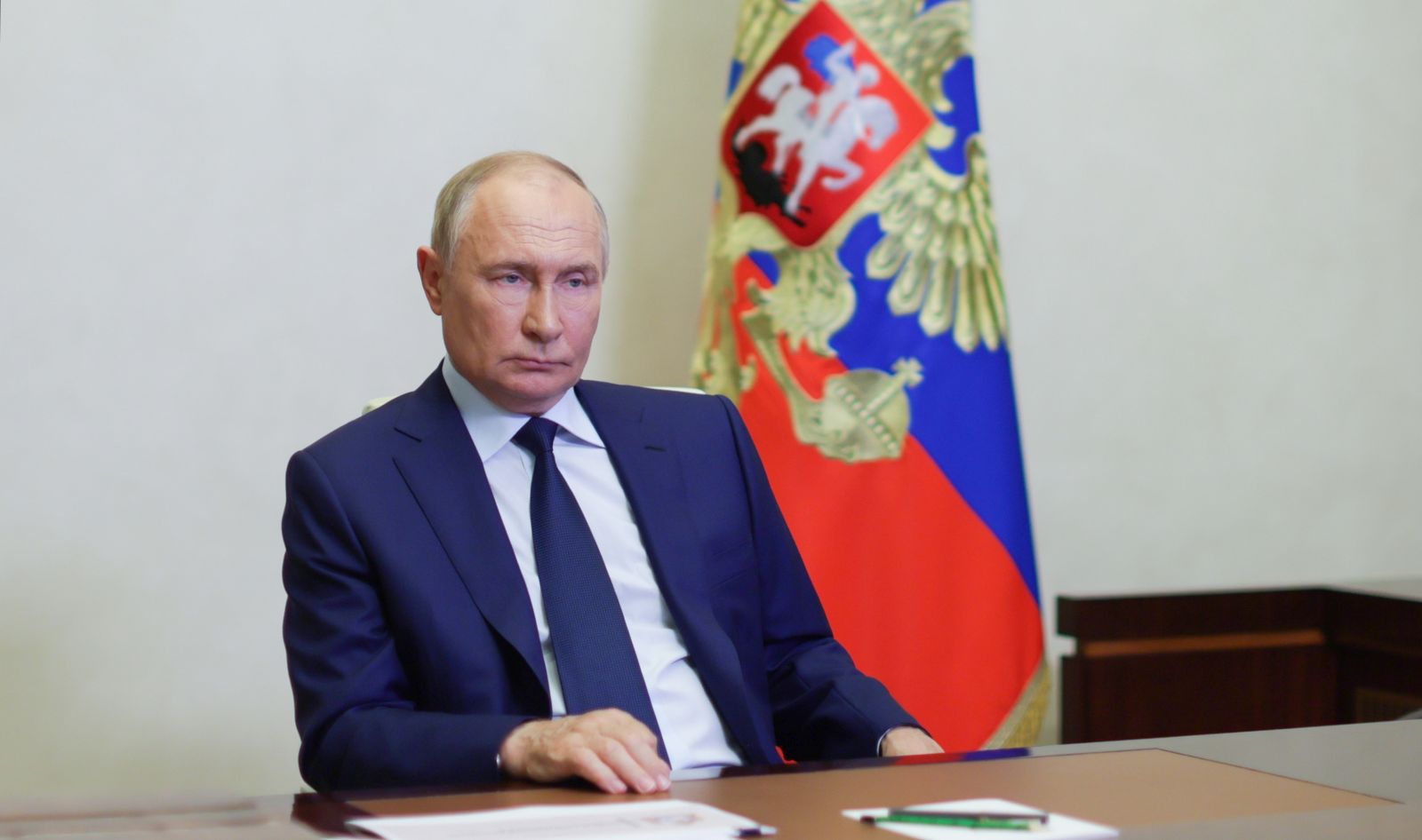 epa11537019 Russian President Vladimir Putin holds a video conference meeting with Kursk Region Acting Governor Alexei Smirnov at the Novo-Ogaryovo state residence, outside Moscow, Russia, 08 August 2024.  EPA/GAVRIIL GRIGOROV / SPUTNIK / KREMLIN POOL MANDATORY CREDIT