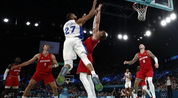 epa11537196 Rudy Gobert of France (CL) and Moritz Wagner of Germany (CR) in action during the Men's semi final match between France and Germany of the Basketball competitions in the Paris 2024 Olympic Games, at the South Paris Arena in Paris, France, 08 August 2024.  EPA/YOAN VALAT