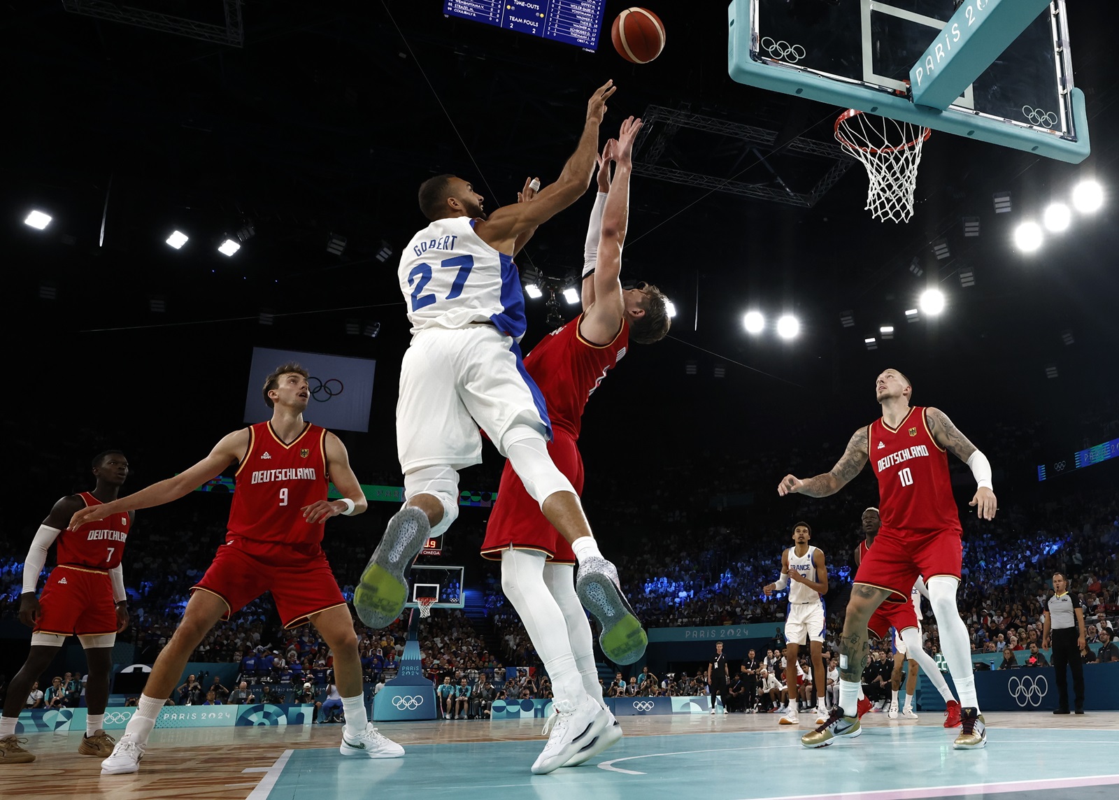 epa11537196 Rudy Gobert of France (CL) and Moritz Wagner of Germany (CR) in action during the Men's semi final match between France and Germany of the Basketball competitions in the Paris 2024 Olympic Games, at the South Paris Arena in Paris, France, 08 August 2024.  EPA/YOAN VALAT