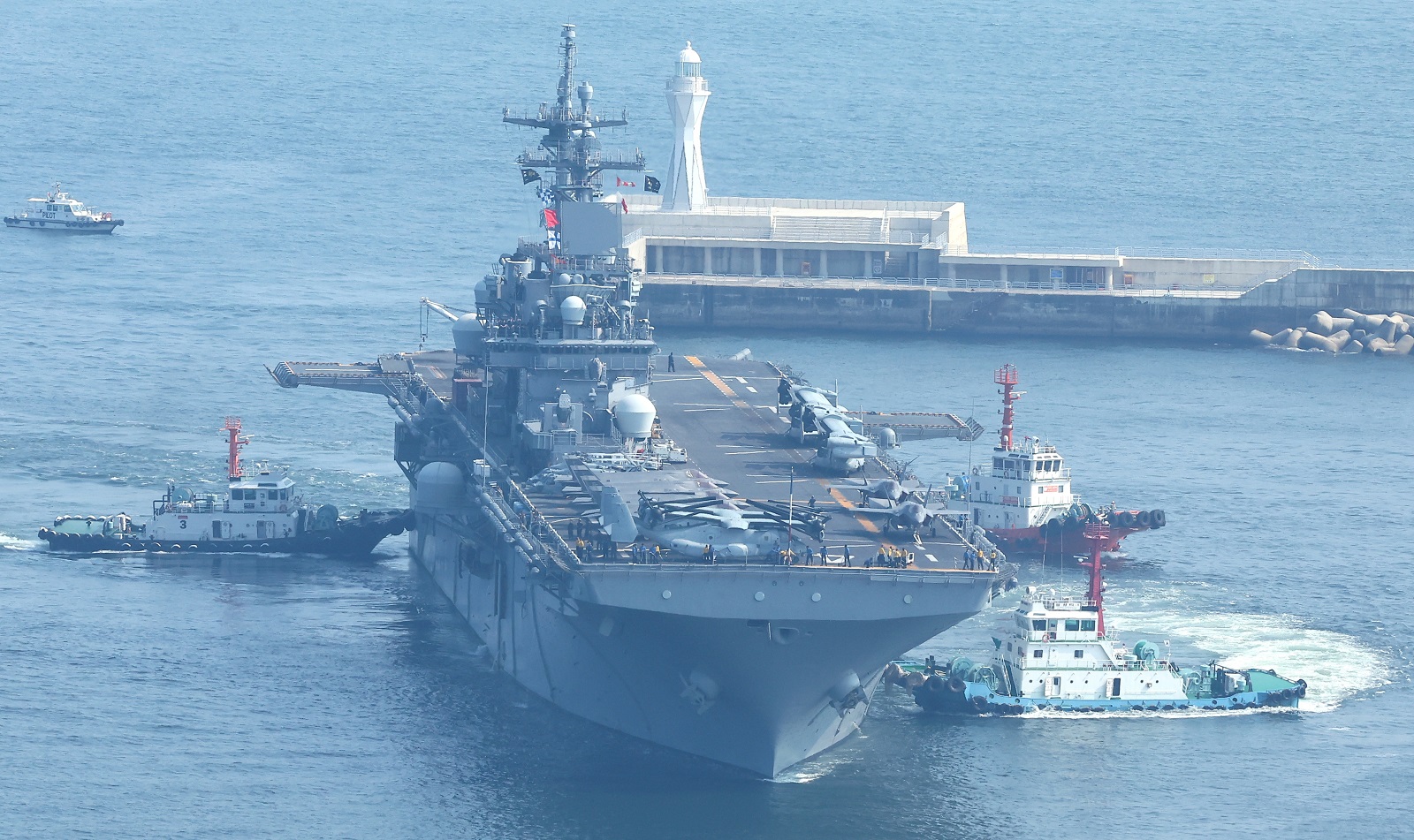 epa11538702 The 14,000-ton USS Boxer enters a naval base in the southeastern port city of Busan, South Korea, 09 August 2024.  EPA/YONHAP SOUTH KOREA OUT