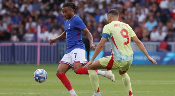 epa11540278 Manu Kone of France (L) in action against Abel Ruiz of Spain during the Gold medal match between France and Spain, of the Soccer competitions in the Paris 2024 Olympic Games, at the Parc des Princes stadium in Paris, France, 09 August 2024.  EPA/MOHAMMED BADRA