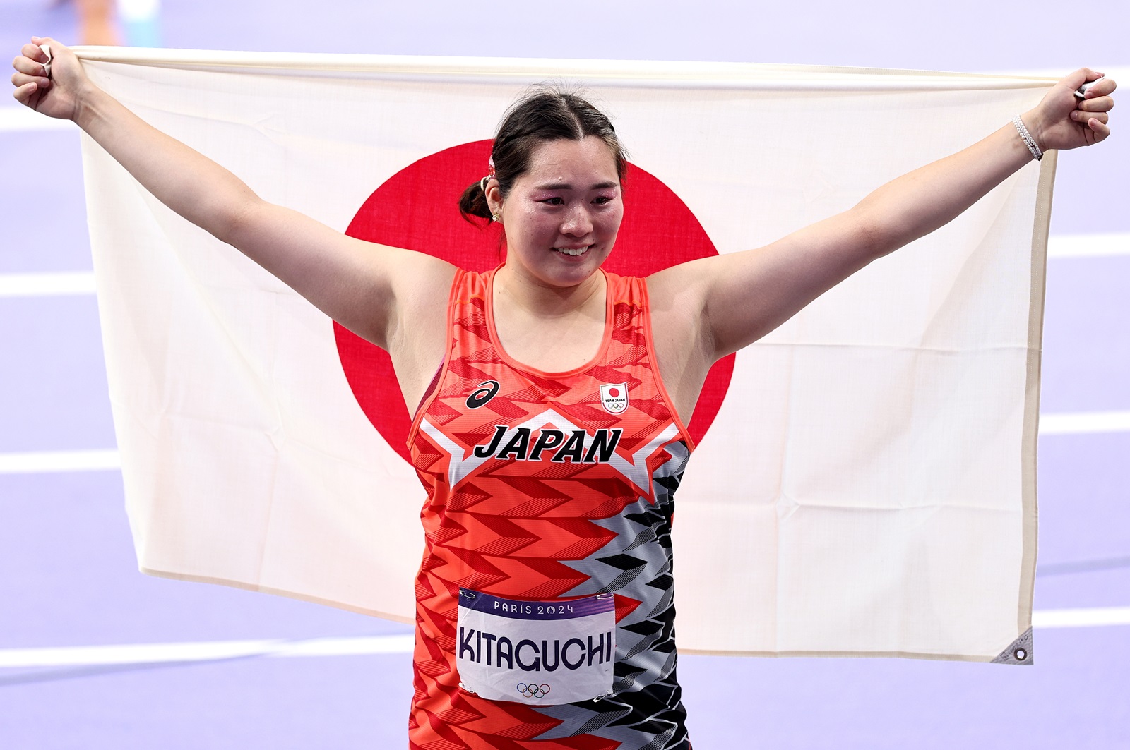 epa11543729 Haruka Kitaguchi of Japan celebrates after winning the Women Javelin Throw Final of the Athletics competitions in the Paris 2024 Olympic Games, at the Stade de France stadium in Saint Denis, France, 10 August 2024.  EPA/ANNA SZILAGYI