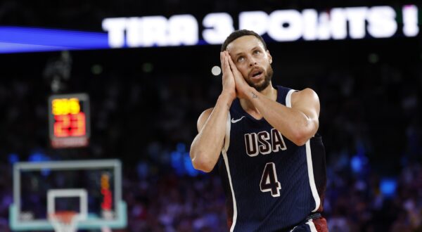 epaselect epa11544248 Stephen Curry of USA celebrates scoring during the Men Gold Medal game France vs USA of the Basketball competitions in the Paris 2024 Olympic Games, at the South Paris Arena in Paris, France, 10 August 2024.  EPA/CAROLINE BREHMAN