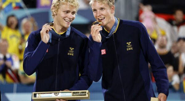 epa11544343 Gold medallists David Ahman and Jonatan Hellvig of Sweden pose during the Men's medals ceremony of the Beach Volleyball competitions in the Paris 2024 Olympic Games, at the Eiffel Tower in Paris, France, 10 August 2024.  EPA/TOLGA AKMEN