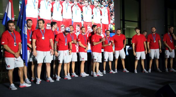 Velika Gorica, 12.08.2024. - Doèek hrvatskih olimpijaca u zagrebaèkoj zraènoj luci. Na fotografiji srebrna hrvatska vaterpolska reprezentacija. foto HINA/ Admir BULJUBAIÆ/ lsd