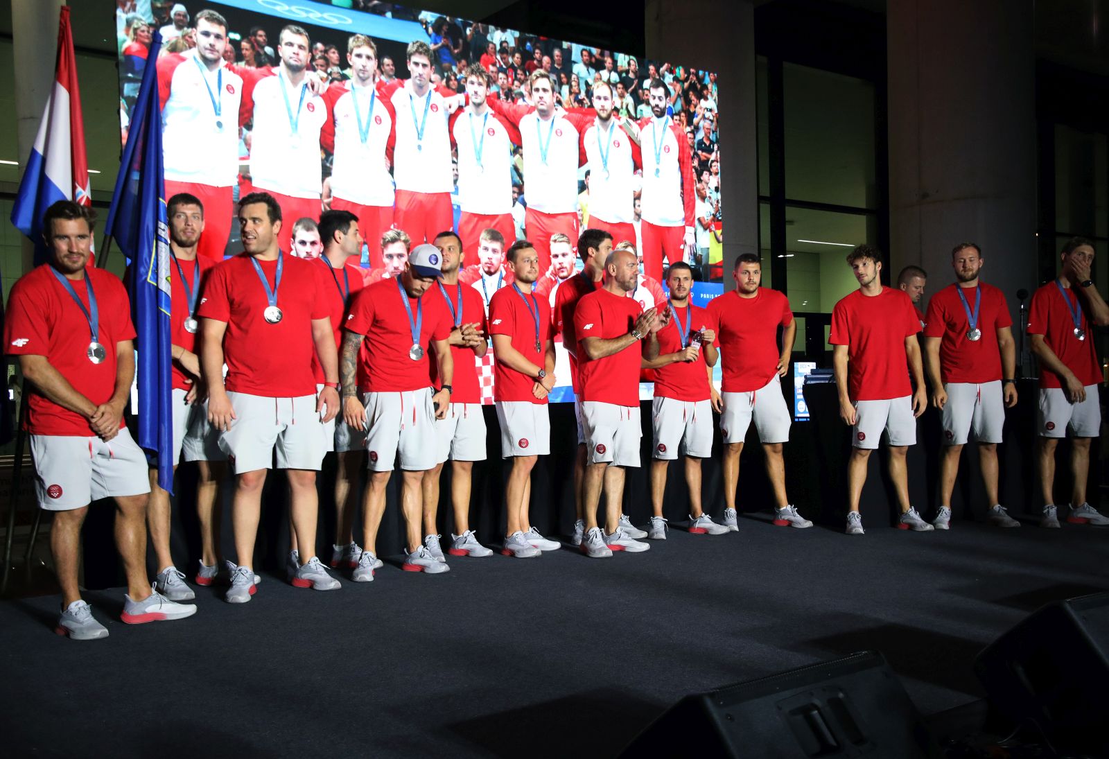 Velika Gorica, 12.08.2024. - Doèek hrvatskih olimpijaca u zagrebaèkoj zraènoj luci. Na fotografiji srebrna hrvatska vaterpolska reprezentacija. foto HINA/ Admir BULJUBAIÆ/ lsd