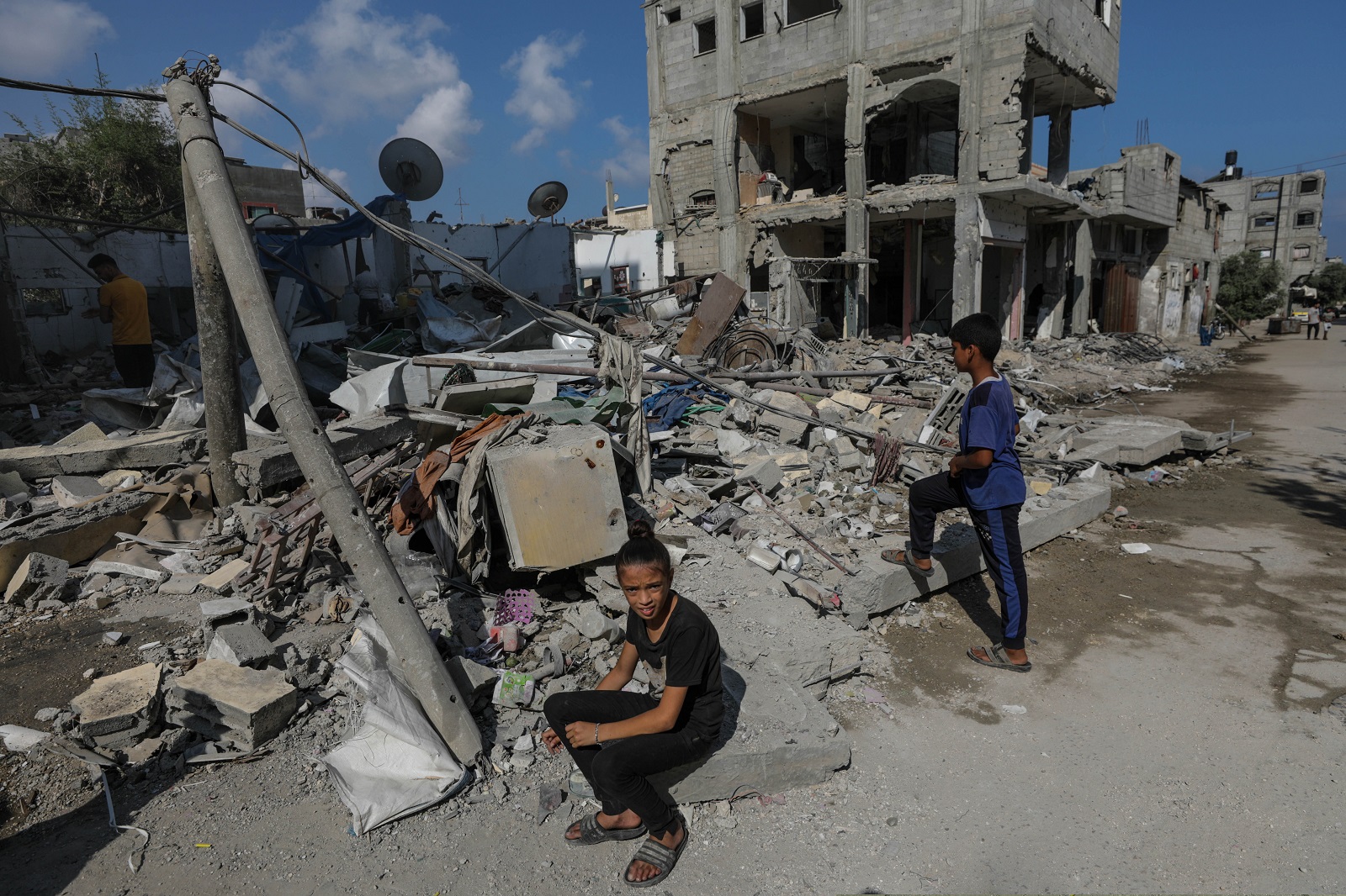 epa11548251 Palestinians inspect a destroyed house following an Israeli air strike in Al Maghazi refugee camp, Gaza Strip, 14 August 2024. The Palestinian Health Ministry in Gaza said at least six Palestinians were killed from the Eid family in the Israeli strike in the Al Maghazi refugee camp and more than 10 others were injured. More than 39,500 Palestinians and over 1,400 Israelis have been killed, according to the Palestinian Health Ministry and the Israel Defense Forces (IDF), since Hamas militants launched an attack against Israel from the Gaza Strip on 07 October 2023, and the Israeli operations in Gaza and the West Bank which followed it.  EPA/MOHAMMED SABER