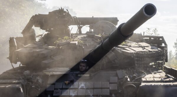 epa11550502 Ukrainian servicemen repair a tank that was evacuated from Russian territory to Sumy region, not far from the Ukraine - Russian border, Ukraine, 15 August 2024 amid the Russian invasion. The tank was one of the first that broke through into the Kursk region from the Sumy side and was damaged in fighting by a Russian helicopter. Ukrainian troops have advanced 35 kilometers with battles, taken control of 1,150 square kilometers of the territory of the Russian Federation and 82 settlements since the beginning of the operation in the Kursk region on 06 August 2024 according to the report of the Commander-in-Chief of the Ukrainian Armed Forces Oleksandr Syrskyi at the meeting of the Staff on 15 August 2024.  EPA/NIKOLETTA STOYANOVA