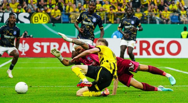 epa11553235 Carl Leonhard (1. FC Phoenix Luebeck, #30) and Maximiian Beier (Borussia Dortmund, #14) during the German DFB Cup first round soccer match between 1. FC Phoenix Luebeck and Borussia Dortmund in Hamburg, Germany, 17 August 2024.  EPA/MARCEL VON FEHRN CONDITIONS - ATTENTION: The DFB regulations prohibit any use of photographs as image sequences and/or quasi-video.