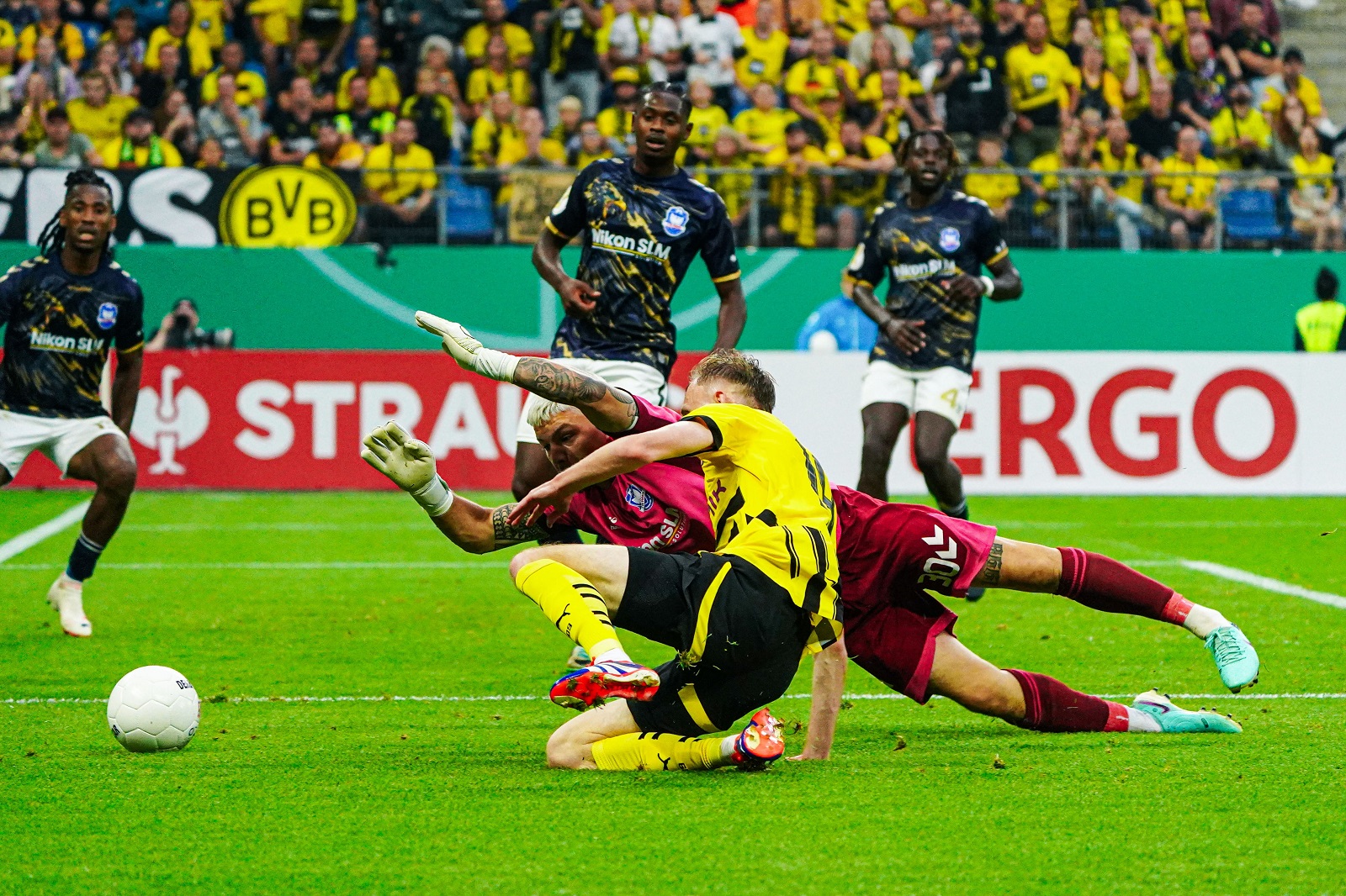 epa11553235 Carl Leonhard (1. FC Phoenix Luebeck, #30) and Maximiian Beier (Borussia Dortmund, #14) during the German DFB Cup first round soccer match between 1. FC Phoenix Luebeck and Borussia Dortmund in Hamburg, Germany, 17 August 2024.  EPA/MARCEL VON FEHRN CONDITIONS - ATTENTION: The DFB regulations prohibit any use of photographs as image sequences and/or quasi-video.