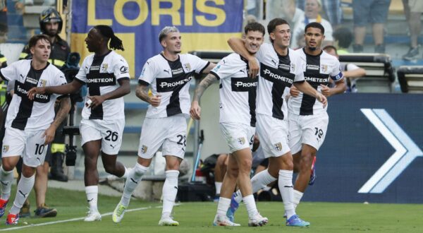 epa11553183 Parma's Dennis Man jubilates with his teammates after scoring during the Italian Serie A soccer match Parma Calcio vs ACF Fiorentina at Ennio Tardini stadium in Parma, Italy, 17 August 2024.  EPA/ELISABETTA BARACCHI