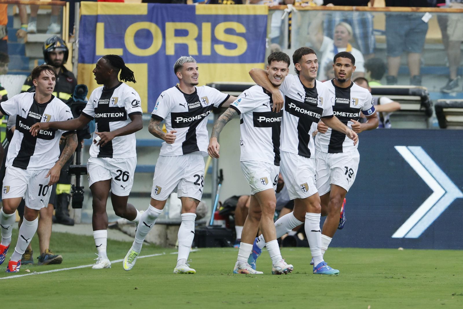 epa11553183 Parma's Dennis Man jubilates with his teammates after scoring during the Italian Serie A soccer match Parma Calcio vs ACF Fiorentina at Ennio Tardini stadium in Parma, Italy, 17 August 2024.  EPA/ELISABETTA BARACCHI