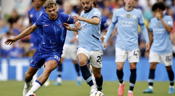 epa11554345 Kiernan Dewsbury-Hall (L) of Chelsea in action against Bernardo Silva (2-L) of Manchester City during the English Premier League match between Chelsea and Manchester City in London, Britain, 18 August 2024.  EPA/TOLGA AKMEN EDITORIAL USE ONLY. No use with unauthorized audio, video, data, fixture lists, club/league logos, 'live' services or NFTs. Online in-match use limited to 120 images, no video emulation. No use in betting, games or single club/league/player publications.