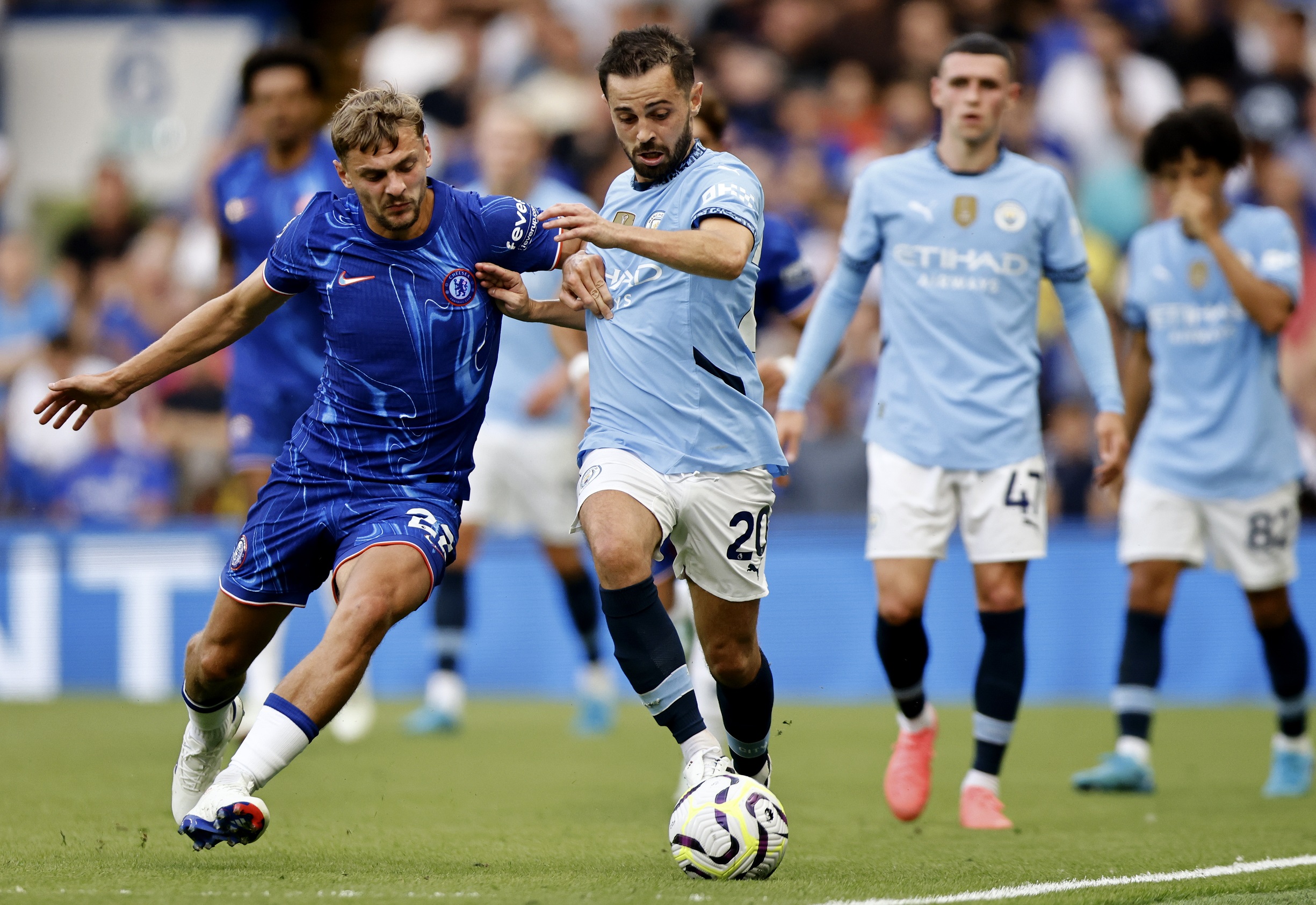 epa11554345 Kiernan Dewsbury-Hall (L) of Chelsea in action against Bernardo Silva (2-L) of Manchester City during the English Premier League match between Chelsea and Manchester City in London, Britain, 18 August 2024.  EPA/TOLGA AKMEN EDITORIAL USE ONLY. No use with unauthorized audio, video, data, fixture lists, club/league logos, 'live' services or NFTs. Online in-match use limited to 120 images, no video emulation. No use in betting, games or single club/league/player publications.