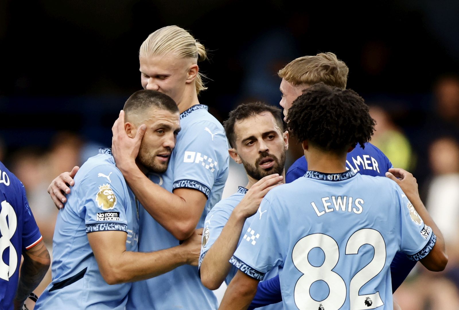 epa11554383 Mateo Kovacic (L), Erling Haaland (2-L), Bernardo Silva (C-R) and Rico Lewis (R) of Manchester City celebrate after winning the English Premier League match between Chelsea and Manchester City in London, Britain, 18 August 2024.  EPA/TOLGA AKMEN EDITORIAL USE ONLY. No use with unauthorized audio, video, data, fixture lists, club/league logos, 'live' services or NFTs. Online in-match use limited to 120 images, no video emulation. No use in betting, games or single club/league/player publications.