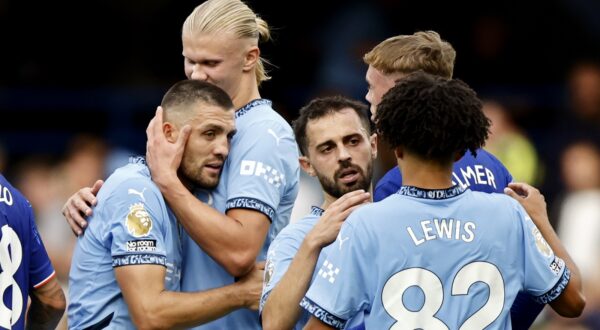 epa11554383 Mateo Kovacic (L), Erling Haaland (2-L), Bernardo Silva (C-R) and Rico Lewis (R) of Manchester City celebrate after winning the English Premier League match between Chelsea and Manchester City in London, Britain, 18 August 2024.  EPA/TOLGA AKMEN EDITORIAL USE ONLY. No use with unauthorized audio, video, data, fixture lists, club/league logos, 'live' services or NFTs. Online in-match use limited to 120 images, no video emulation. No use in betting, games or single club/league/player publications.